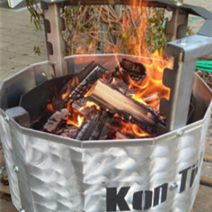 Kon-Tiki XS. Grill in Aktion mit Feuer