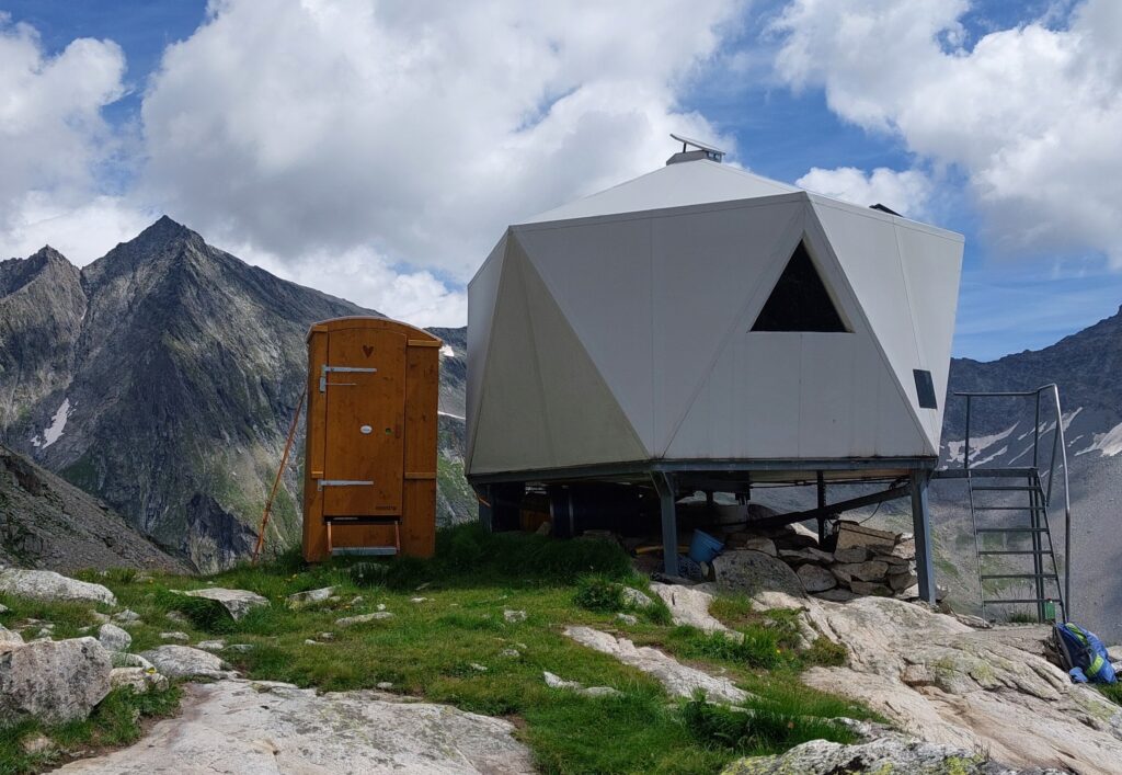 Eine Toilette für überall: Das ökologische Kompotoi beim SAC Stockhornbiwack