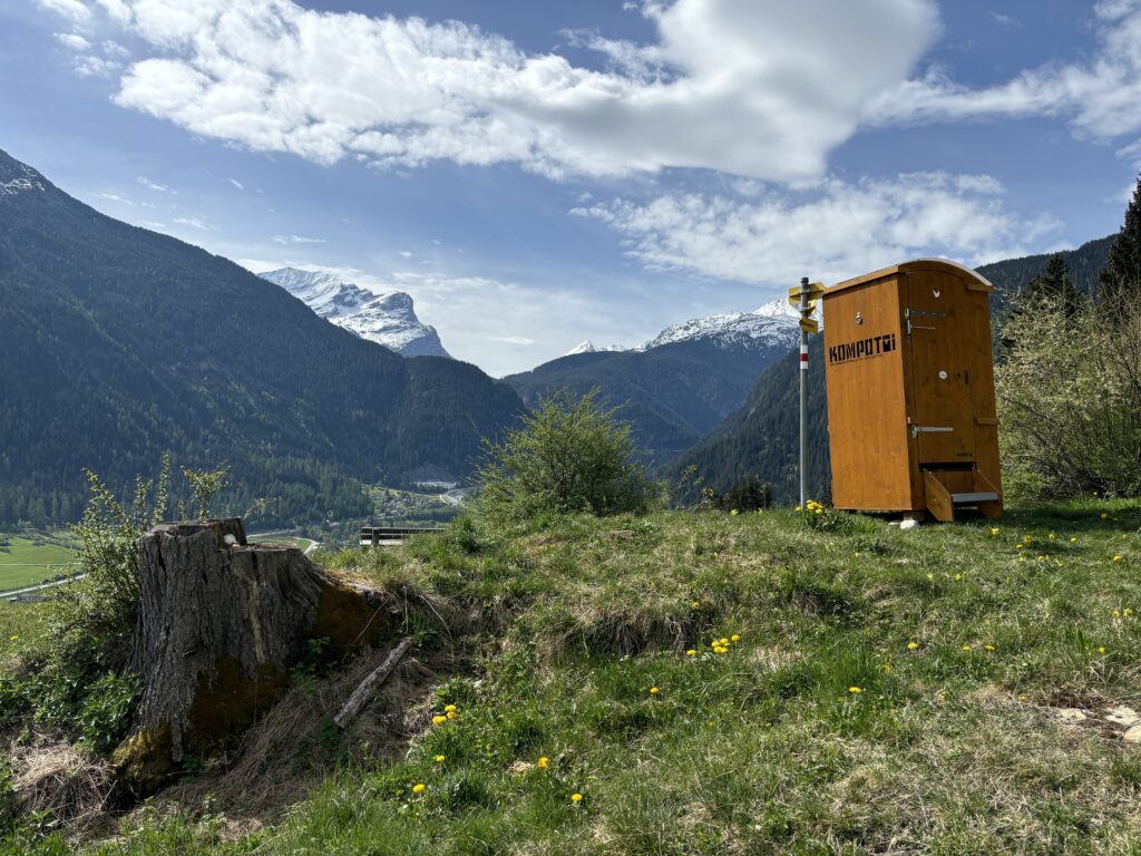 Toiletten im Tourismus: Kompotoi am Wanderweg in Andeer