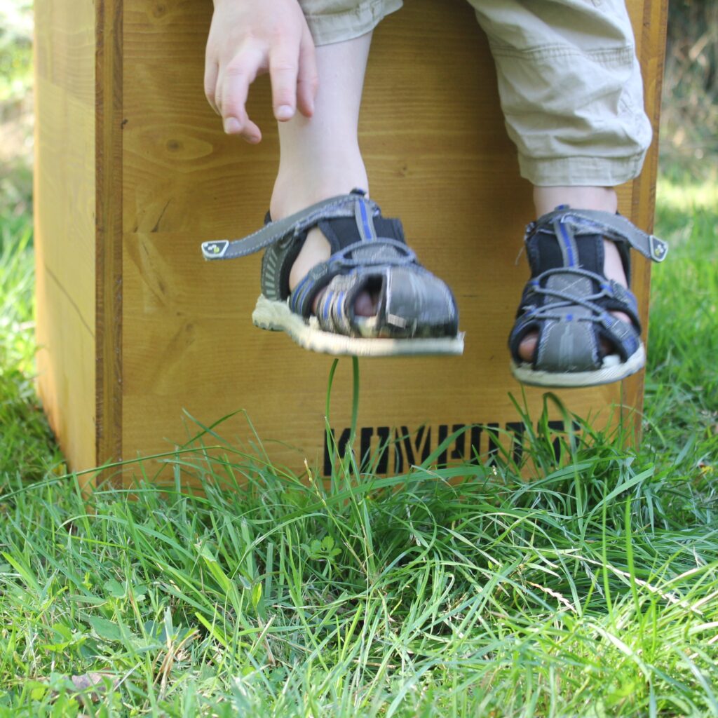 Kind auf Kompotoi Petit – praktische und nachhaltige Trenntoilette im Alltag