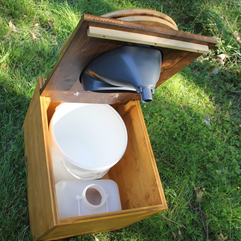 Innenansicht Kompotoi Petit Trenntoilette – zwei Kübel zur sauberen Trennung von Flüssig und Fest