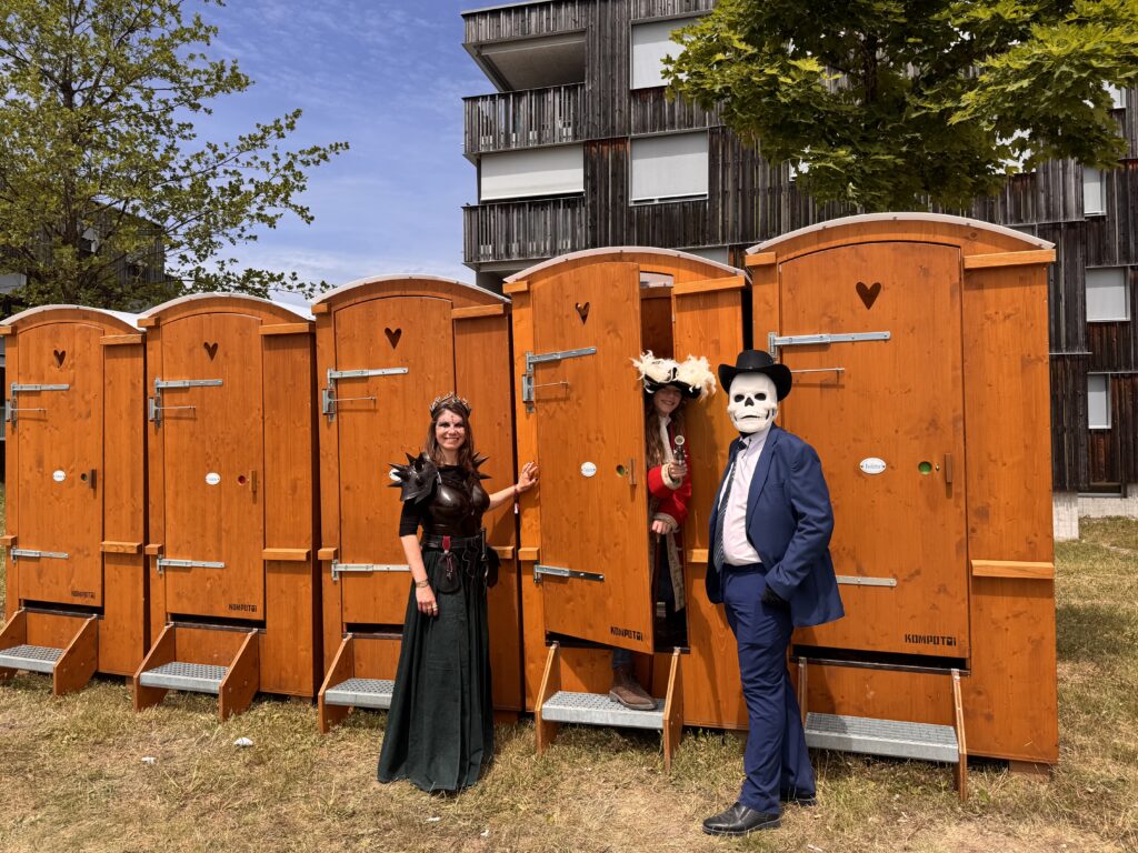 Eventorganisation des Fantasy Festival Volketswil: Besuchende vor Kompotoi Toiletten