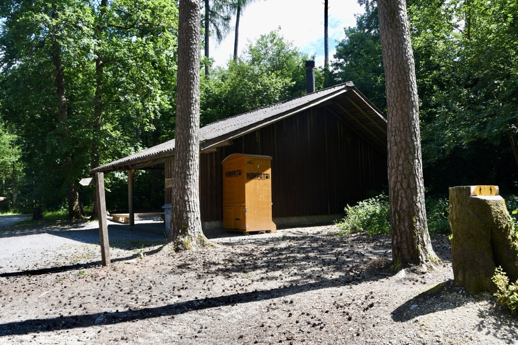Kompotoi Classic als öffentliche Toilette im Wald bei einer Waldhütte im Studenland.