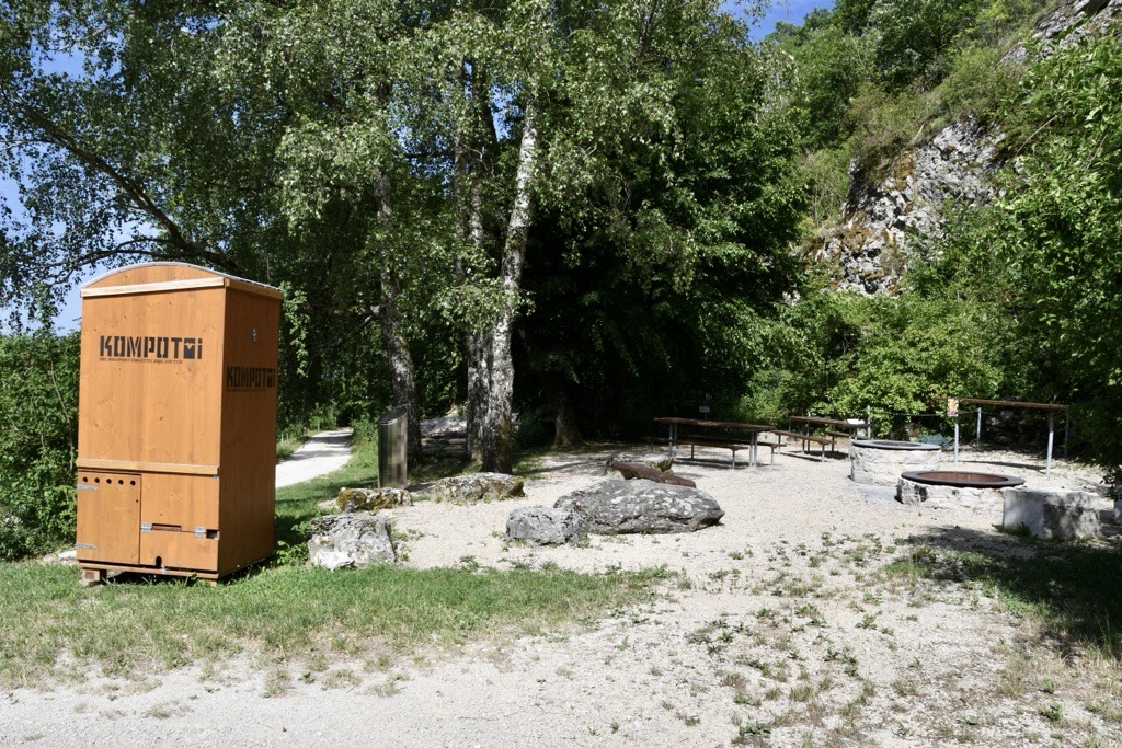 Kompotoi Classic Toilette im Wald bei der Feuerstelle Heidewybliloch im Studenland.