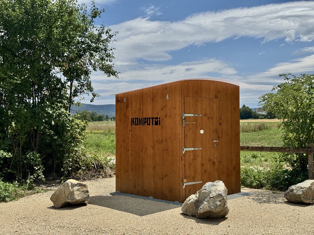 Barrierefreies Kompotoi Piazza beim Auenschutzgebiet Aue Chly Rhy in Zurzach.