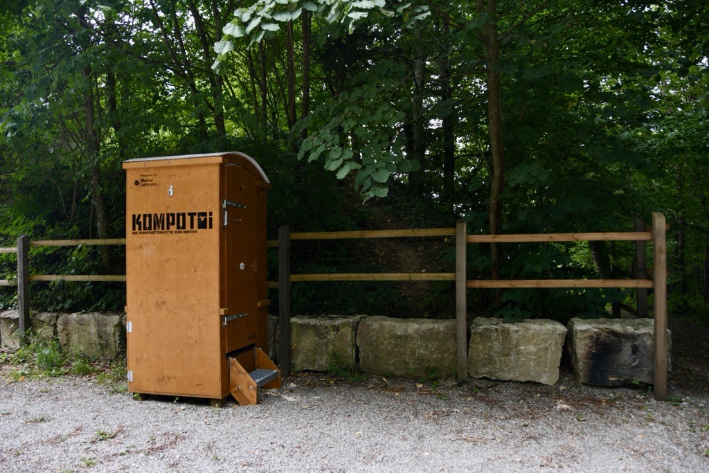 Komposttoilette von Kompotoi neben einer Waldhütte im Studenland für Waldbesuchende.